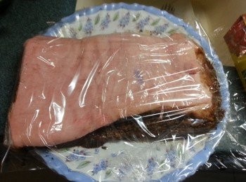 step4: 由此刻開始,豬皮永遠都是向上,豬皮不要接觸到水份,先用保鮮紙包實豬肉