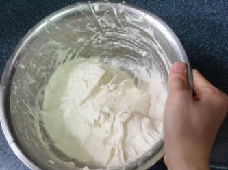 step1: 先將海鹽倒入清水中混合;

將鹽水倒入高筋粉中，直接用手混合成麵團，之後順時針混合麵團，再大力拍打麵團10分鐘，直至用手拍打麵團，手掌向上拎起而麵團向下跌不黏手即可;
