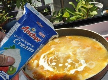 step12: 再放入少許的冷水(濃稀度是自己喜愛調整)滾煮，再放入適量鮮奶油稍滾