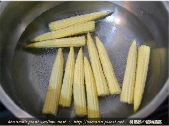 step2: 先將玉米筍燙熟，用冰水冰鎮後，再分切成小塊狀備用。