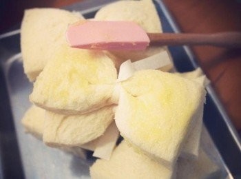 step7: 在吐司表面均勻塗上砂糖奶油醬!!!
