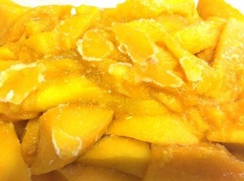 step1: 杧果切粒放冰格雪硬(最少6小時)