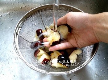 step2: 馬蹄洗掉面的泥 , 再用水沖洗乾淨 , 去頭去尾後用刀拍碎  , 再一次用水沖洗及瀝乾