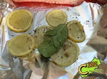 step1: 將橄欖油, 檸檬葉, 檸檬, 鹽, 黑椒舖喺鍚紙上面