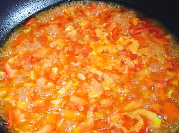 step4: 倒入蕃茄翻炒，加入蕃茄醬和鹽糖