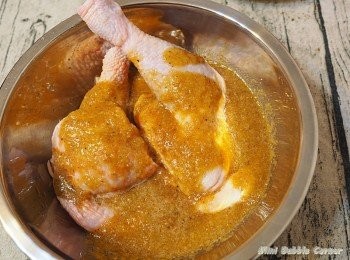 step2: 把調味料均勻塗滿在雞腿/ <a href="https://bit.ly/2ZxapeY" target="_blank" data-keyword="雞扒" class="guide-link"><strong>雞扒</strong></a> <span style="display:inline-block;vertical-align:middle;margin-top:-3px;color:initial;border-radius:3px;padding:2px 3px;font-size:12px;line-height:14px;background:#87d300;color:#fff;">即買</span> 上, 醃1小時以上