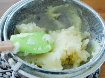 step2: 如要非常幼滑的<span class="group_2">薯蓉</span>，用篩網過濾，用膠刮輔助