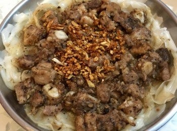 step4: 然後用一些油用中小火去炸蒜(記住全程睇火，一不留神焦左就前功盡棄，尤其一轉色後要多加留意)。熄火，炸蒜連油淋上即可。