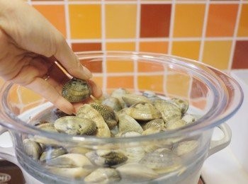 step2: 水滾後，便可放上蒸架，在鑄鐵煲上開始蒸海鮮。