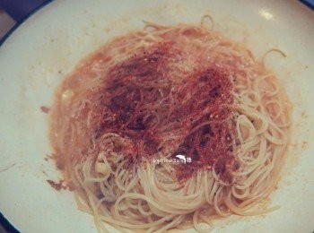 step6: 加入麵.乾辣椒粉少許水一起拌炒