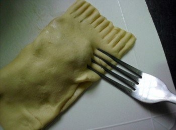 step5: 用叉子把邊邊輕輕壓合