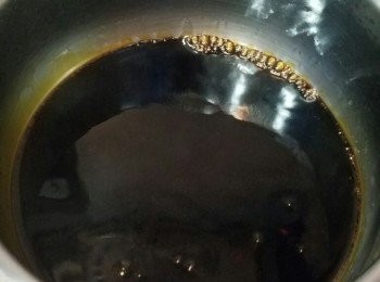 step3: 煲飯時，另一邊煮豉油。【<span class="group_3">煲仔飯豉油</span>】料放煲內煮滾。