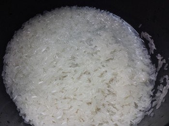 step1: 先將米洗好，加入適量水份。