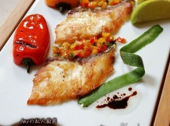 step6: 佐上巴薩米可醋與橄欖油調合的醬汁,讓海鱺魚片的鮮甜顯得更加美味~