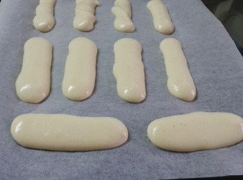 step5: 在烘焙紙上擠出長條形，放入烤箱170度烤12至15分鐘至金黃色