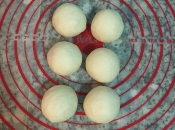 step12: 秤重分成12等份後排序滾圓。