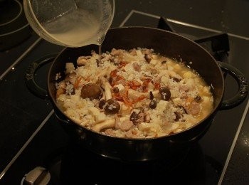 step4: 加入油蔥酥,鹽,胡椒粉,米,高湯稍做拌炒。