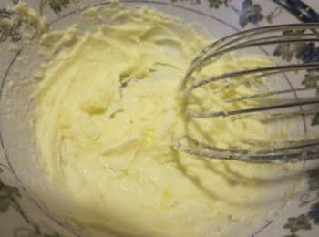 step1: 牛油软化 ,加入糖粉搅拌均匀