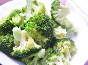 step1: 將綠花椰菜滾水川燙起鍋備用