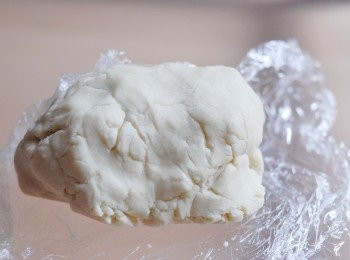 step3: 用手將粉粒堆成完整麵團，用保鮮紙包好，放入雪櫃30分鐘