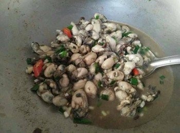 step2: 先熱鍋， 倒入橄欖油， 接著放入豆鼓炒香， 約略1分鐘，等香氣出來，開中小火，