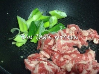 step4: 下肥牛於一邊稍稍炒至半熟，灒酒，加入韓醬炒匀，再加點水煮開，要用筷子鬆開牛肉。