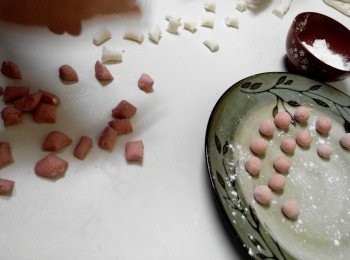 step4: 取部分揉好的糯米糰，加入紅麴粉揉勻成紅色米糰即成紅米糰。將紅白兩色糯米糰搓條後切小粒，搓成小湯圓。