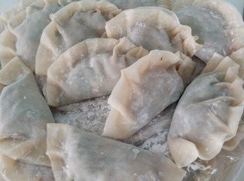 step6: 將豬肉及蝦用雲吞皮包好即成。