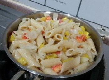 step3: 直接投入剛煮好（已隔水）的長通粉兜勻(汁不用太多, 粉略沾汁便可, 否則會大濕)，放入焗盤中,