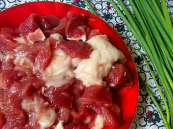 step2: 肉切好，準備好蔥