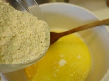 step2: *慢慢分次加入麵粉攪拌成糊狀。