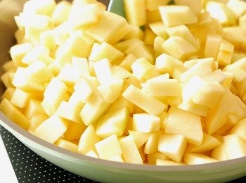 step6: 下蘋果炒勻。