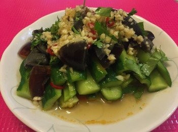 step4: 青瓜先排放在碟上，（醃青瓜的調味汁䀆量倒掉），放上皮蛋粒，芫茜碎，然後將餘下的調味汁料淋上，完成喇～