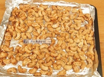 step3: 把腰果平放在烤盤上，放入以"烘焗"功能預熱160度的焗爐焗約15分鐘，出爐，把腰果翻一翻，再焗10-15分鐘。出爐後待腰果全涼後便可食用。