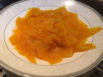 step1: 南瓜切片，上鍋蒸大約15分鐘，使之熟爛。