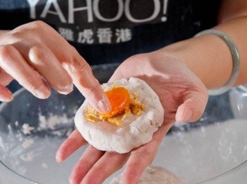 step5: 鹹蛋黃先蒸熟或放入焗爐以150oC烤10分鐘取出在蛋黃滴上幾滴酒辟腥