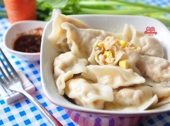 step9: 直接包直接吃，只要水滾放入水餃約10秒，再輕輕撥動水餃，這樣水餃才不會沾黏鍋底，待水餃浮起後就可以撈起囉! 另外醬汁:我用簡單的昆布醬油、香油、辣油、香料共和國-唐辛子七味粉拌勻即可