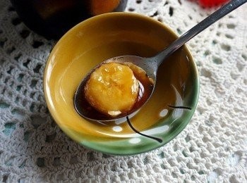 step1: 香蕉去皮切輪狀，密封瓶內放入黑糖粉，再放切好的香蕉，倒入水果醋，搖晃到黑糖融化。 放置24小時候就可以直接食用