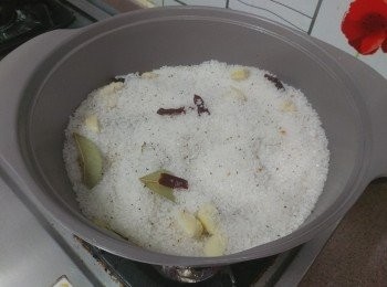 step5: 易潔鍋下粗鹽燒熱;  再下黑椒， 辣椒乾； 香葉及蒜肉翻炒至大熱及稍微變色