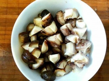 step1: 冬菇及栗子切約1cm丁方，用鹽及糖略醃