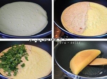 step5: 平底鍋中先塗上一層薄油 (只塗這一次)
在鍋中倒進適量的麵糊
轉動鍋子讓麵糊在鍋底形成均勻的圓型
待麵餅開始產生許多的泡泡，邊緣呈現微白
將調好的花生粉鋪滿一半的麵餅，然後擺上香菜
從未鋪料的那邊將麵餅對折起來成半圓型
繼續慢慢煎，讓裡面可以熟透
記得要隨時翻面煎才不會煎焦掉喔。

※ 因為麥仔煎確實的煎法是麵皮不翻面，只煎一個面
裡面則是靠麵糊讓餡料沾黏住才不至於掉餡
所以全程要使用小火慢煎才能避免餅煎焦了裡面卻沒熟的冏境。

※ 我的平底鍋直徑為30cm，這次調的麵糊我分四次煎。