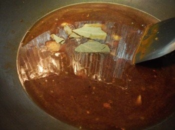 step7: 將已拌勻的汁料下鑊, 放入香葉, 拌勻煮滾