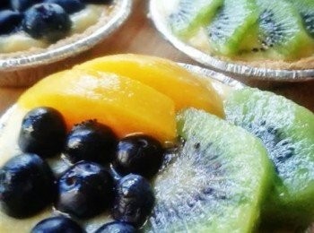 step3: 將檸檬凝乳填滿派皮，在上面放上水果，再用掃塗一陣橘子醬溶液在水果上，那水果便會有閃爍的效果哦！