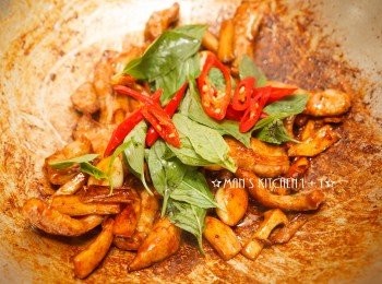 step5: 最後起鍋前在依照喜好放入辣椒與九層塔就完成了。