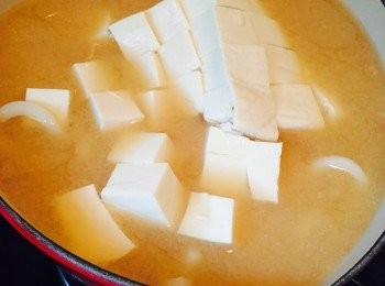 step4: 豆腐切粒，加入麵豉湯內，煮滾。