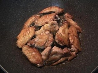 step3: 接著不沾鍋燒熱後，放比平常炒菜要多ㄧ些的油，將雞翅們兩面煎上色後，起鍋備用。
