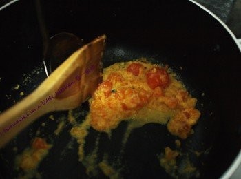 step3: 熱鍋把咸蛋黄加熱, 倒入適量滾水, 容易把咸蛋黄壓成蓉