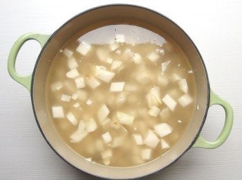 step4: 加入浸泡過的白米及高湯煮滾,煮滾過程中稍微攪拌防止白米黏鍋,蓋上鍋蓋(保留一點縫隙可防止粥的湯汁溢出)小火燉煮約15-20分鐘(過程中要稍微開蓋攪拌一下粥,以免黏鍋)