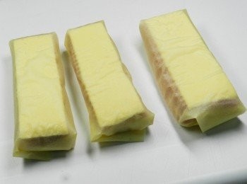 step4: 用黃豆皮把火腿起司包好