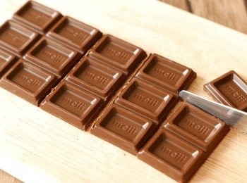 step1: 把朱古力切成小塊。